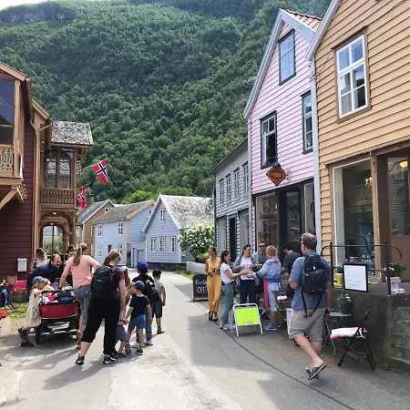 דירה Den Gule Krambua - Gamle - Main Street Old Town Lærdalsøyri
