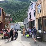 Appartement Den Gule Krambua - Gamle - Main Street Old Town Lærdalsøyri